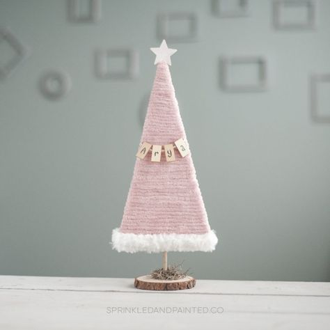 DIY Foam Board Christmas Trees - Sprinkled and Painted at KA Styles.co Lids Ornaments, Foil Ornaments, Cardboard Christmas Tree, Board Crafts, Christmas Simple, Christmas Kindergarten, Christmas Tree Decorations Diy, Christmas Tree Crafts, Xmas Diy