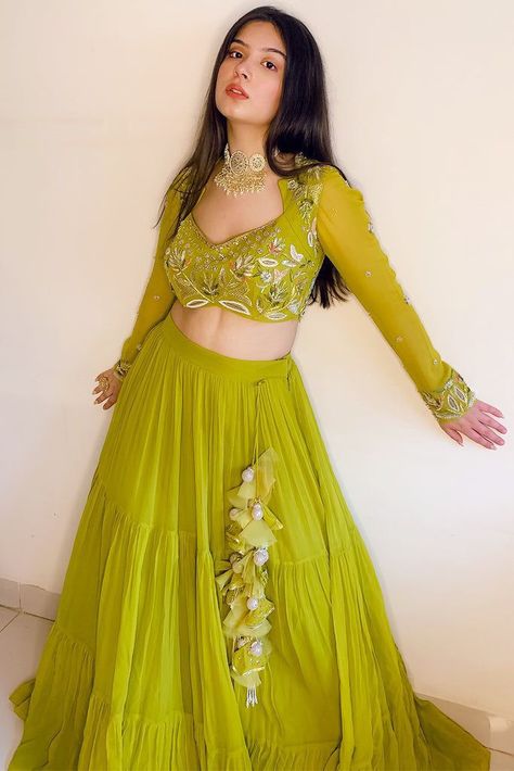 Lehnga Crop Top Designs Latest, Elegant Lehenga Classy, Grand Lehenga, Blause Desine Latest Back, Marriage Dresses, Mehandi Outfits, Simple Lehenga, Mehendi Outfits, Trendy Outfits Indian