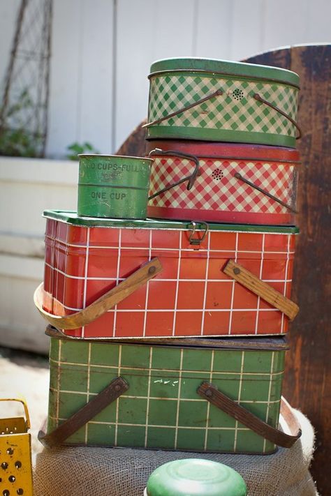 vintage picnic baskets Green Picnic, Tin Basket, Vintage Picnic Basket, Vintage Lunch Boxes, Lata Vintage, Vintage Thermos, Picnic Baskets, Vintage Picnic, Picnic Time