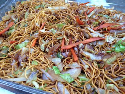 Gon Lo Mein (Soy Sauce Pan Fried Noodles) In Hawaii we call this dish Gon Lo Mein, which is different - yet, similar enough to be clo... Hawaiian Fried Noodles, Hawaiian Noodles Recipe, Fried Noodles Recipe Hawaiian, Ono Kine Recipes, Hawaii Recipes, Fried Noodles Recipe, Pan Fried Noodles, Local Recipes, Hawaiian Recipes