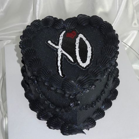 XO❤️ Cake Inspo: @bakemecupcakes - details - Size: 6” Flavor: Vanilla Buttercream: Nutella Inner fillings: Fresas con Crema . . . . . . . . #xocake #theweekend #aestheticcake #heartcake #blackcake #glittercake #theweekendcake Xo Birthday Cake, Xo Cake, Xoxo Album Cover, Stab Cake Heart, Xoxo Wallpapers Black And White, Xo Necklace, House Of Balloons, Glitter Cake, Cake Inspo