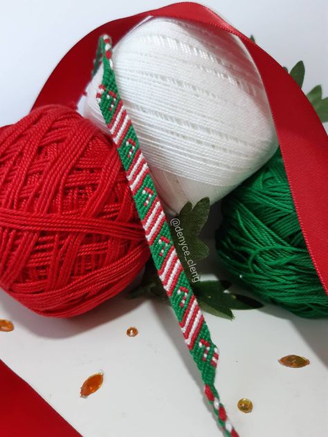 xmas christmas candle stripes bracelet braceletbook Friendship Bracelets Christmas, Winter Bracelet, Braided Friendship Bracelets, Diy Bracelets With String, Diy Friendship Bracelet, Bookmark Pattern, String Bracelet Patterns, Friendship Bracelet Patterns Easy, Yarn Bracelets