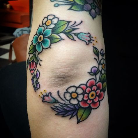 1,021 Likes, 19 Comments - Amanda Slater (@amandaslatertattoo) on Instagram: “Ohhhh I just figured out you can post multiple pics! Flower clusters caddy corner around the elbow-…” Tattoos Knee, Traditional Tattoo Flowers, Framed Tattoo, Elbow Tattoos, Geniale Tattoos, Knee Tattoo, Time Tattoos, Dream Tattoos, Skin Art