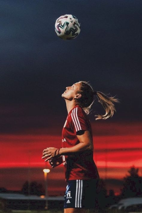 Worldmoz Football Wallpaper Soccer Photography Poses, Girls Playing Football, Girl Playing Soccer, Soccer Poses, Couple Girls, Soccer Photography, Girls Football, Soccer Inspiration, Endurance Workout