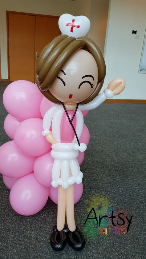 Nurse day balloon nurse sculpture More at https://artsyballoons.com/ Nurses Day Decoration Ideas, Nurse Balloons, Stage Presentation, Medical Party, Balloon People, Nursing School Graduation Party, Medical Nursing, Nurse Day, Nurse Party