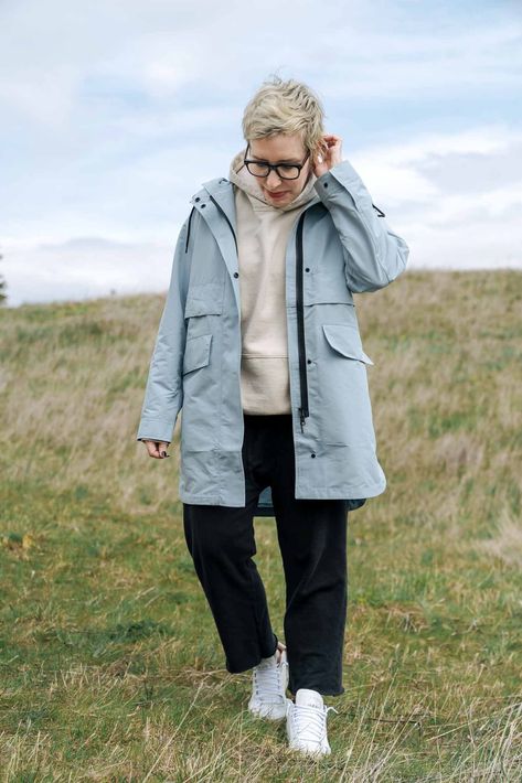 Rain Jacket Outfit Winter, Womens Rain Jacket Waterproof, Rain Jacket Pattern, Rain Coat Outfit Aesthetic, Cute Rain Coat, Blue Rain Jacket Outfit, Blue Raincoat Outfit, Rain Jacket Outfit Aesthetic, Uk Winter Outfits