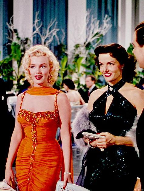 For all about the unlikely friendship between Marilyn Monroe & Jane Russell, and how the iconic pink gown Marilyn wore while singing “Diamonds Are A Girl’s Best Friend” almost didn’t make it into the film, visit my website! ❤️ #janerussell #marilynmonroe #gentlemenpreferblondes #moviemusicals #classicmoviemusicals #tcm #letsmovie #classicfilms #classicmovies #macaronsandmimi Marilyn Monroe And Jane Russell, 3 People Costumes, Marilyn Monroe Fashion, Jane Russell, Hollywood Vintage, Gentlemen Prefer Blondes, Glamour Vintage, Natalie Wood, Marilyn Monroe Photos