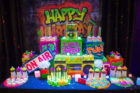 Jasi's Graffiti Glow Party | CatchMyParty.com Graffiti Party Theme, Neon Birthday Cakes, 90s Theme Party Decorations, Hip Hop Birthday Party, Graffiti Party, Hip Hop Birthday, Throwback Party, 90s Theme Party, Neon Birthday