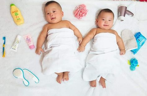 Twins Monthly Photo Ideas, Baby Monthly Photoshoot Ideas, Baby One Month, Monthly Baby Photo Ideas, Monthly Photoshoot Ideas, Babies Photoshoot, Born Baby Photos, Twin Baby Photos, Monthly Photoshoot