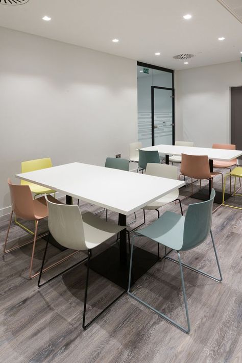 Office Lunchroom Ideas Interior Design, Meeting Room Coffee Station, Easy Office Lunch, Work Canteen Ideas, Commercial Break Room, Office Lunch Room, Small Office Canteen Design, Office Canteen Design, Office Kitchen Break Room