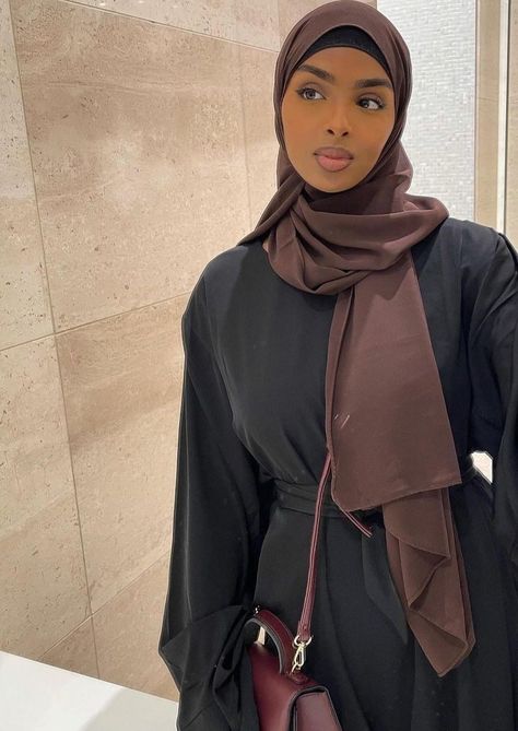 Hijabi Outfits Casual Modest Fashion, Shayla Hijab, Black Hijabi Girl, Somali Girl, Hijab Black, Modest Long Dresses, Modest Abaya, Abaya Outfit, Modern Hijab Fashion