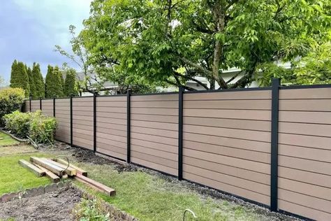 Composite Fence Ideas Modern, Backyard Vinyl Fence Ideas, Modern Fence Color Ideas, Modern Vinyl Fence, Composite Privacy Fence, Composite Wood Fence, Horizontal Vinyl Fence, Wpc Fence Ideas, Composite Fence Panels