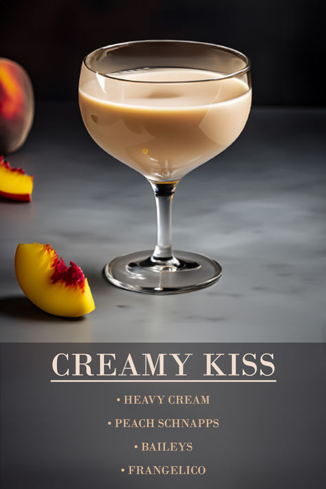 Creamy Liquor Drinks, Extravagant Cocktails, Kiss Cocktail, Classy Cocktails, Cocktail Recipes At Home, Cocktail Party Food, Gin Drinks, Liquor Drinks, Peach Schnapps