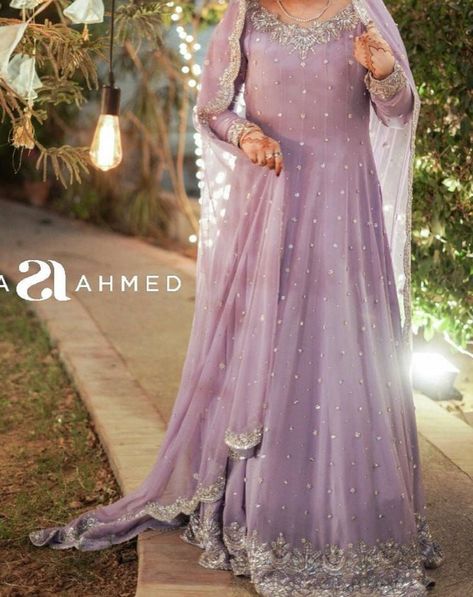 Lilac Bridal Dress, Lilac Nikkah Dress, Baat Pakki Dress, Lilac Frock, Baat Pakki Ideas, Shaadi Dresses, Full Maxi Dress, Desi Wedding Dresses, Nikkah Dress