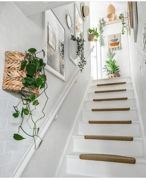 Stairs Wall Decor, Hallway Wall Decor Ideas, Staircase Wall Decor, Stairway Decorating, Stair Wall, Staircase Wall, Staircase Decor, Couch Small, Hallway Wall Decor