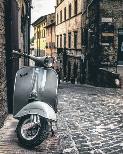 The Vespa is a line of scooters patented on April 23, 1946 by the company Piaggio & Co, S.p.A. The name Vespa, which means "wasp" in Italian, was chosen by Enrico Piaggio. Vespa Vintage Italy, Vespa Motorcycle, Vespa Classic, Custom Vespa, Instagram Italy, Vespa S, Italian Scooter, Classic Vespa, Vespa Piaggio