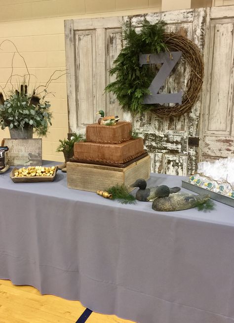 Grooms Hunting Table Rustic Grooms Cake, Duck Hunting Wedding, Grooms Cake Hunting, Hunting Wedding Theme, Grooms Cake Tables, Cake Table Ideas, Rustic Groom, Grooms Table, Hunting Wedding