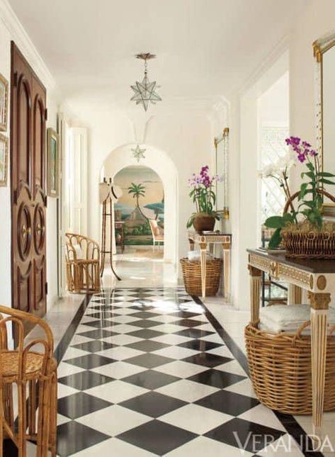 House Puerto Rico, Vestibule Ideas, Interior Design Foyer, House Entrance Ideas, Timeless Flooring, Black White Tiles, Checkerboard Floors, Chic Entryway, Black And White Flooring