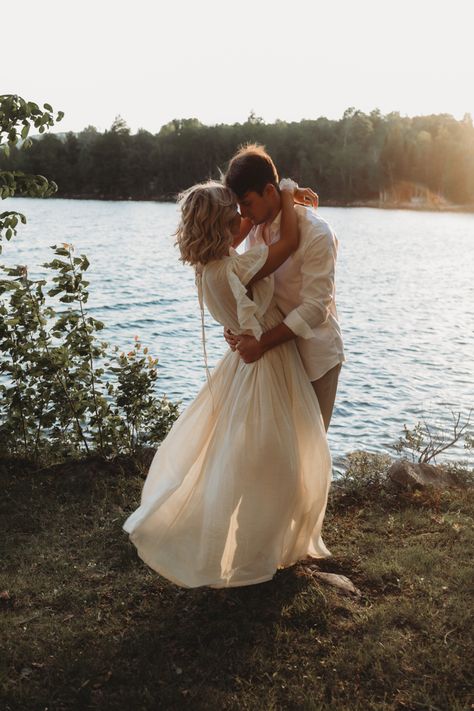 Boho Engagement Photos Outfits, Western Couple Photoshoot, Spring Engagement Photos Outfits, Boho Engagement Photos, Boho Engagement, Dreamy Beach, Photography Board, Couple Engagement Pictures, Engagement Pictures Poses