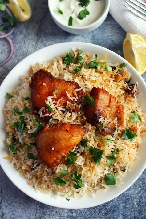 Fish Biryani Recipe, Rice And Fish, Fish Biryani, Masala Fish, Pakistani Dishes, Veg Biryani, Chicken Biryani Recipe, Eid Food, Chicken Biryani