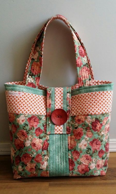 5 DIY Fabric Tote Bags - Quilting Digest Sacs Tote Bags, Sac Diy, Diy Tote, Rose Fabric, Free Tote, Tote Bags Sewing, Quilted Tote Bags, Fabric Tote Bags, Fabric Purses