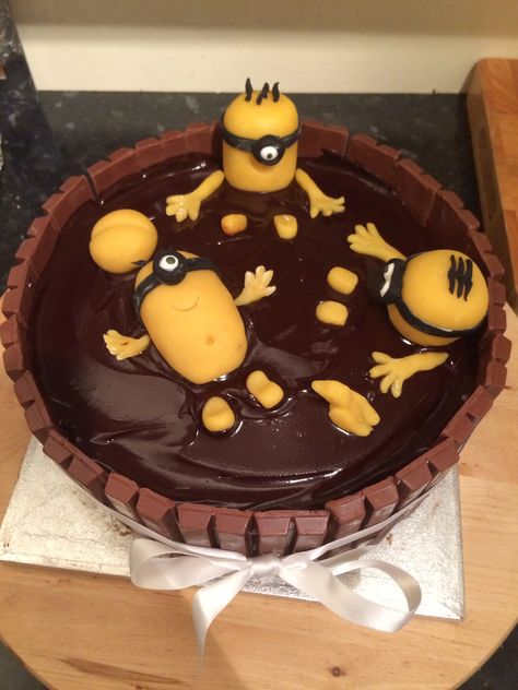 Minion mud bath cake. This is very cute and a bit 'cheeky'! If recreating for a kids birthday I would clad the 'Bottom' (insert minion laughter here)in blue overalls... Cake Minion, Hulk Birthday Cakes, Nice Cake, Pool Cake, Minion Halloween, Chocolate Cake Designs, Mud Bath, Homemade Birthday Cakes, Pig Cake