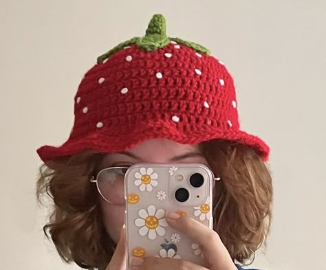 Crochet Strawberry Bandana Pattern Free, Strawberry Hat Crochet Pattern Free, Crochet Hat Inspiration, Crochet Fruit Hat, Cool Crochet Hat, Strawberry Hat Crochet, Crochet Beret Free Pattern, Crochet Strawberry Bucket Hat, Fun Crochet Hat