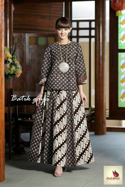 Anggun dgn batik Dress Styles For Ladies, Batik Blazer, Mode Batik, New Fashion Dress, Batik Dress Modern, Batik Clothing, Batik Kombinasi, Batik Design, Batik Fashion