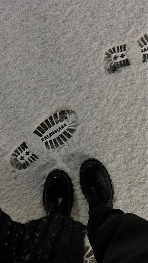 aesthetic footprint in the snow of à shoe saying “BALENCIAGA” boot Balenciaga Wallpaper, Aesthetic Runway, Balenciaga Aesthetic, Balenciaga Runway, Mood Dark, Runway Aesthetic, Endless Fashion, Black Mood, Black Balenciaga