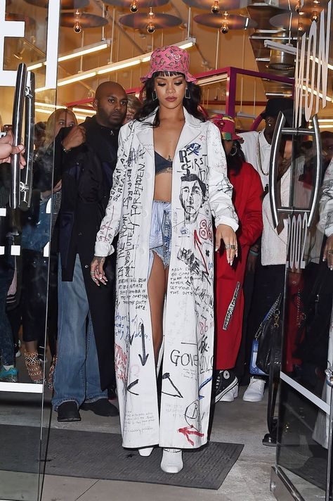 Graffiti Clothing, Rihanna Outfits, Fashion Rules, Rihanna Style, Painted Clothes, White Coat, Mode Inspiration, Art Clothes, Long Coat