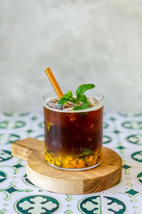 Coffee, passion fruit and ginger is a fabulous combination. A deliciously tropical summer sip. Acai Bar, Fruit Champagne, Iced Espresso, Spring Drinks, Lime Ice Cream, Fruit Coffee, Spring Drink, Italian Soda, Africa Food