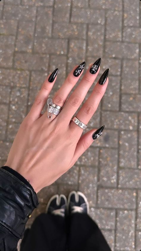 Red And Silver Nails, Sharp Nails, Black Acrylic Nails, How To Cut Nails, Gothic Nails, Minimalist Nail Art, Drip Nails, Goth Nails, Grunge Nails