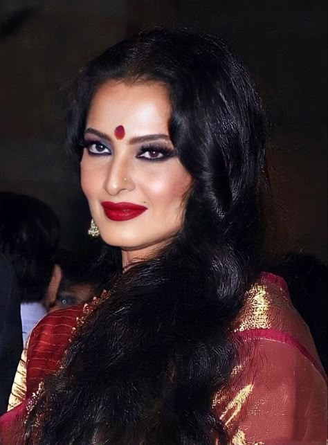 Sari Makeup Look, 90s Bollywood Makeup, Rekha Actress Style, Aishawari Rai, Bollywood Retro Makeup, Old Bollywood Actress Aesthetic, Rekha Makeup, Old Bollywood Actress Makeup, Rekha Ji