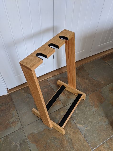 Homemade Guitar Stand, Guitar Stands Diy Ideas, Wooden Guitar Rack, Diy Guitar Rack, Guitar Rack Diy, Guitar Stand Ideas, Diy Guitar Stand, Small Wood Projects To Sell, Wood Guitar Stand