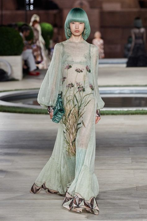 Fendi Haute Couture Automne-Hiver 2019-2020 - Défilé | Vogue Paris 2019 Couture, Dress Couture, Runway Fashion Couture, فستان سهرة, Fashion 2018, Fashion Show Collection, Mode Vintage, Vogue Paris, Couture Collection