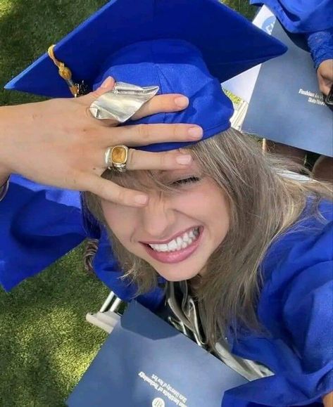 What NOT To Do At Your Graduation Party: 12 Mistakes To Avoid - College Savvy Fun Graduation Pictures, Uni Graduation, Graduate Photoshoot, Graduation Photo Ideas, High School Graduation Pictures, Grad Picture Ideas, Senior Year Fun, Graduation 2025, Graduation Pic Ideas