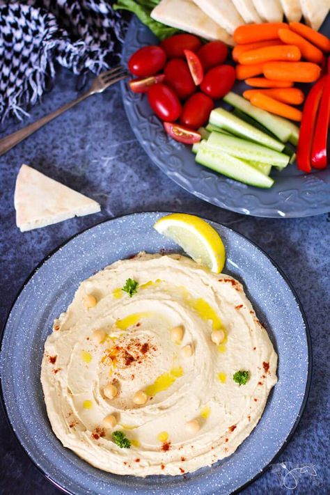 Easy and quick to make homemade hummus with chickpeas, tahini, garlic, lemon juice, and olive oil Classic Hummus Recipe, Lentil Hummus, Classic Hummus, Spiced Lentils, Hummus Recipe Homemade, Homemade Hummus, Hummus Recipe, Idee Pasto Sano, Basic Recipes