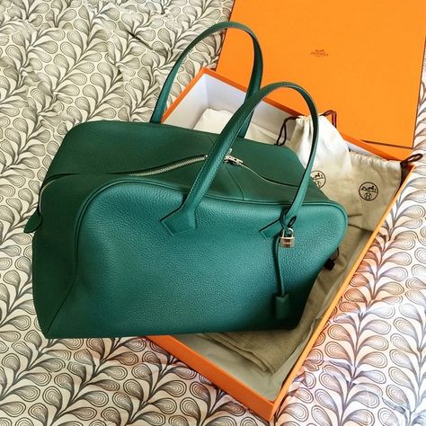 Hermes Victoria Bag Outfit, Hermes Victoria Bag, Hermes Victoria, Classic Purse, Green Santa, Malachite Green, Perfect Purse, Green Handbag, Perfect Handbag