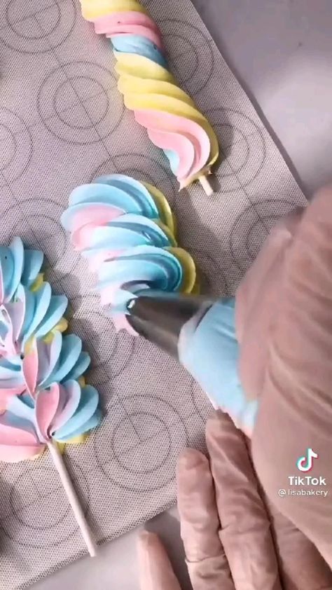 Unicorn Meringue Pops, Piping Meringue Cookies, Meringue Cookies Design, Halloween Meringue Pops, Meringue Pops Recipes, Flower Meringue, Candy Land Cake, Meringue Pops, Mini Meringues