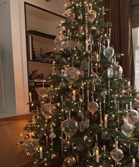 Christmas Tree Inspo, Christmas Prep, Crystal Christmas, Christmas Tree Decorations Diy, Christmas Decor Inspiration, Christmas Interiors, Christmas Themes Decorations, Christmas Tree Inspiration, Cool Christmas Trees