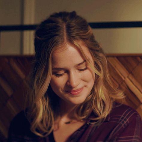 You Netflix Beck, Elizabeth Dean Lail, Beck "you", Elizabeth Lail You, Guinevere Beck Aesthetic, Elizabeth Lail Gif, Elizabeth Lail Aesthetic, Elizabeth Lail Icons, Guinevere Beck