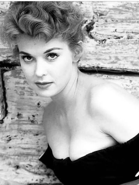 Jane Mansfield, Donna Douglas, Beverly Hillbillies, Noir Detective, The Beverly Hillbillies, Female Portraits, Hollywood Glam, Classic Hollywood, Losing Her