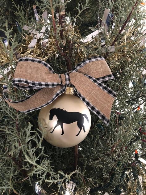 Cowboy Christmas Tree Ideas, Horse Ornaments Diy, Southwestern Christmas Ornaments, Western Christmas Decorations, Silhouette Christmas Ornaments, Natal Country, Western Christmas Tree, Stable Style, Horse Christmas Ornament