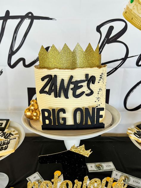 Biggie Smalls themed First Birthday Cake #birthday #1stbirthday #biggie #diybirthdaydecor #notoriousone #customcake #bigone Notorious One Smash Cake, Diy 21st Birthday Decorations, 21st Birthday Decorations Diy, Diy 1st Birthday Decorations, One Birthday Theme, 21st Birthday Diy, Notorious One, Brunch Board, G One