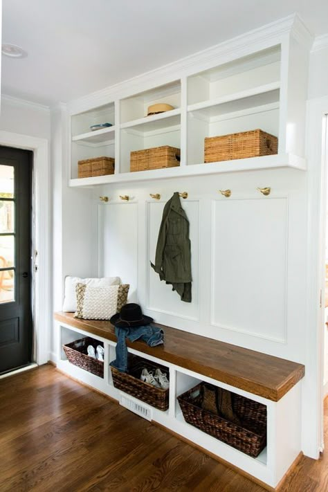 white mudroom bench with basket shoe storage below and shelves above with brass hooks Bench Coat Rack, Mudroom Remodel, Storage Bench Seating, Mudroom Decor, Mudroom Entryway, Mudroom Laundry Room, Bench Storage, Entryway Bench Storage, Mudroom Ideas