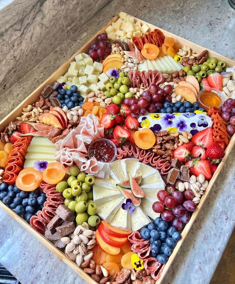 Small Grazing Table Ideas, Small Grazing Table, Grazing Table Ideas, Charcuterie Display, Charcuterie Board Meats, Party Food Buffet, Charcuterie Inspiration, Grazing Table, Party Trays