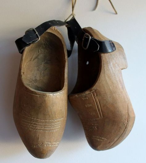 Peasant Fashion, Clog Fashion, Dutch Shoes, Dutch Wooden Shoes, Dutch Countryside, Wood Shoes, Shoe Making, Wooden Clogs, Clog Slippers