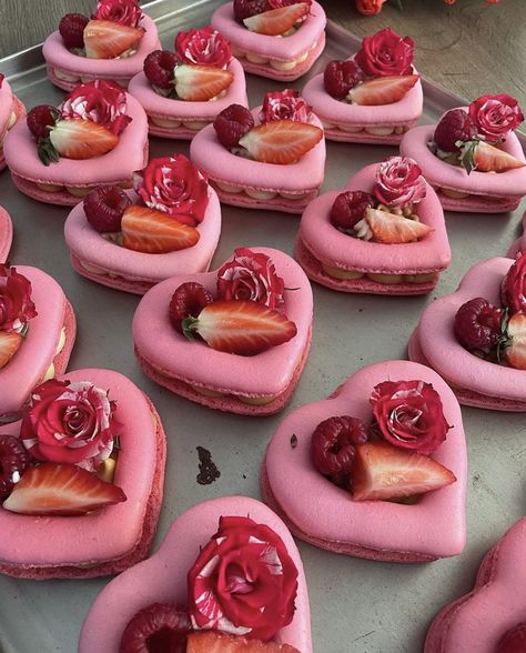 Heart Shaped Meringues, Valentines Day Bakery Ideas, Girly Bakery, Valentines Pastries, Macaron Heart, Pretty Food Desserts, Valentines Macarons, Menu St Valentin, Macarons Aesthetic