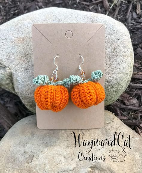 Crochet Pour Halloween, Fall Crochet Patterns, Confection Au Crochet, Crochet Jewelry Patterns, Crochet Earrings Pattern, Halloween Crochet Patterns, Crochet Fall, Holiday Crochet, Pumpkin Earrings