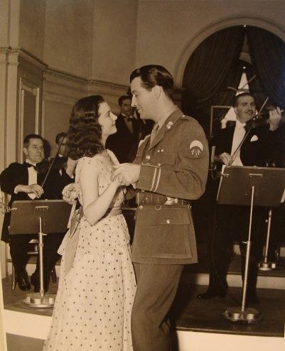 Vivien Leigh with Robert Taylor in an Adrian gown Vivien Leigh Movies, Robert Taylor Actor, Waterloo Bridge, Laurence Olivier, Robert Taylor, Life Friends, Auld Lang Syne, Lindy Hop, Vivien Leigh